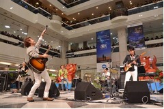 HYが“沖縄の星空”に感動&涙、プラネタリウムに提供の楽曲披露。