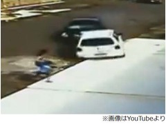 車に轢かれるも祖母気遣う5歳、事故の瞬間を捉えた映像に驚きの声。