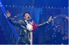“ひとり紅白”桑田佳祐が55曲、ジジイ・ガガや小林幸子風巨大衣装も。