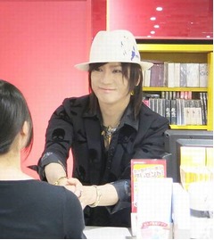 京本政樹がタワレコ1日店長に、約1時間で300枚の名刺を“お渡し”。