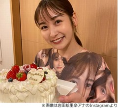 岩田絵里奈アナ、29歳誕生日サプライズに“岩田顔たくさんTシャツ”姿でニッコリ