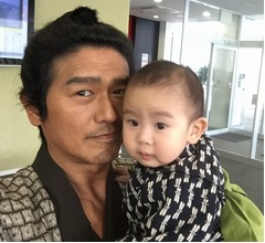 高橋克典、10年前に共演した“赤ん坊”と再会「なんだか懐いてるし、不思議な感じ」