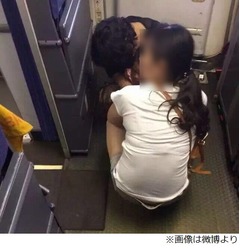 飛行機の通路で子どもが大便、母親「焦らないで出しなさい」に周囲あ然。