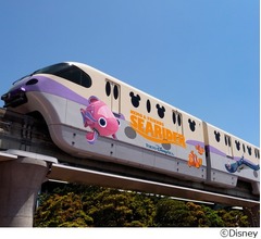 TDR“ニモ＆フレンズ”モノレール走る