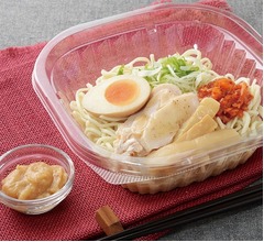 ローソンが天下一品監修「冷やしこってりラーメン」、後入れ“こってりジュレ”開発