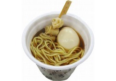 ファミマに「おでんラーメン」、メンマパウダーなどの特製スパイス付き。