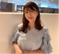 安めぐみ、0歳次女の“つかまり立ち姿”披露「たまに振り向いてニコっと」