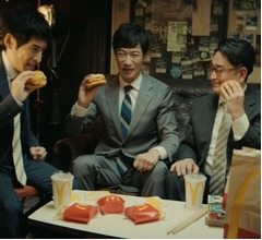堺雅人、“青春を取り戻すバーガー”マクドナルド「ダブルチーズバーガー」の新CM