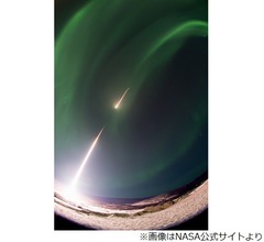 オーロラへ向かって飛ぶロケット