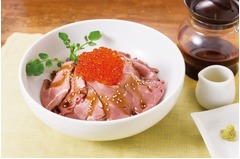 ローストビーフ×いくらを丼に、デニーズが「ビーフフェア」で販売。