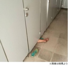 女子トイレ個室の隙間から人間の足が…