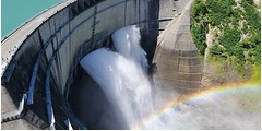 黒部ダムの観光放水がスタート、“高さ186mから毎秒10t”圧巻の光景。