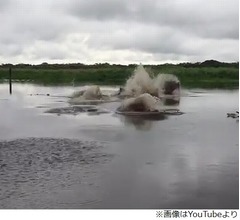 バケツの水で川が爆発？ 大きな水しぶきの正体