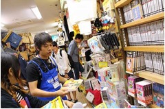 ピエール中野が“VV一日店長”、ヴィレッジヴァンガード下北沢店に列。