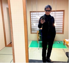 高橋克典が還暦に、全身ブラックコーデの“60歳初ショット”披露