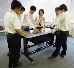 NECが“テーブル型”タブレット、52型マルチタッチ・ディスプレイを採用。