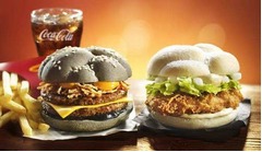 マックが“イカスミ”バーガー、「黒魔女のいたずら」をイメージ。