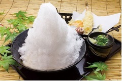 そばの上に「かき氷ドーン!」、“ポテそば”話題の阪急そば若菜から。
