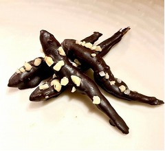 魚にチョコまとわせたスイーツ「いりこっと」