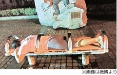 【写真】ベンチで寝そべる女性が話題に、“拘束”のようで心配する人も。
