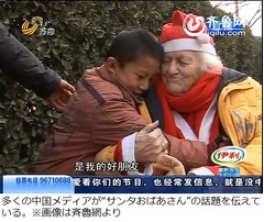 “サンタおばあさん”に皆笑顔、今年も農村にプレゼント届けた94歳米国人。