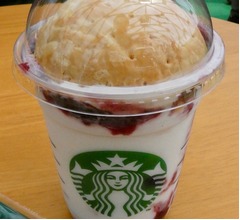スタバ衝撃の“ドーム”フラペを飲んでみた