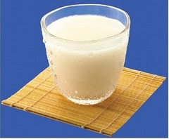 甘酒の飲用で目の下のクマ改善、“酒粕”と“米麹”使用の甘酒で確認。