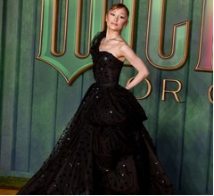 アリアナ・グランデ、映画イベントに乱入してきた“迷惑系YouTuber”に抱きつかれる