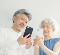スマホにハマるのは有害? 長時間使用は「認知機能の低下率が低い」との研究