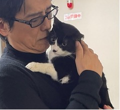 “猫ちゃん抱っこする高橋克典”に反響「私も猫になりたい」「羨ましい」