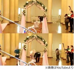 転んだ花嫁のドレスが脱げた、せっかくの晴れ舞台での悲しき動画。