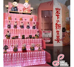 “岩下の新生姜ペンライト”180本でひな壇