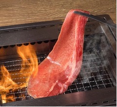 タン元・タン中・タン先が一度に味わえる全長20cm超「大判牛タン」、焼肉ライクで数量限定