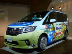 “スライムカー”があらわれた、車体の至るところに40匹をデザイン。