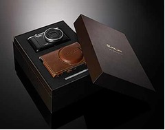 「EXILIM」10周年で記念モデル、クラシックカメラ彷彿させるデザイン。