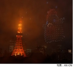 ローソン創業50周年記念ドローンショー、“夜空にからあげクン”東京タワーと競演