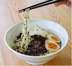 新感覚の“ほうじ茶×ラーメン”