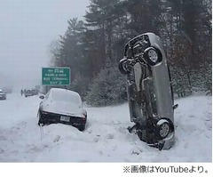 事故の車が雪上で垂直に刺さる、現場急行の消防隊員も「信じられない」。