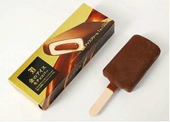 セブンが初の“金のアイス”、ロッテアイスと共同開発の生チョコバー。