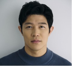 鈴木亮平、空港で「お互い海外に行く日が同じ時間で、たまたま」綾瀬はるかとばったり