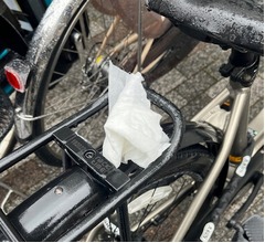 「人の自転車にこういうことする奴誰だ？」荷台にティッシュ…東MAX困惑