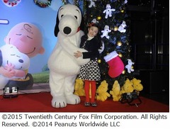 スヌーピー現れ望結ちゃん興奮、Xmasツリー点灯式で手繋ぎ&ハグ。