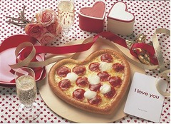 今年も限定「ハート型のピザ」、ドミノ・ピザがバレンタイン時期に販売。