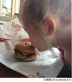 “バーガーにキス”少女に反響、心優しい店側の対応に姉も感謝。