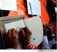 “両手書き”教える学校が話題に