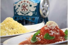 夏にピッタリ“かき氷パスタ”、ふわふわの特製氷ソースをふりかけ。