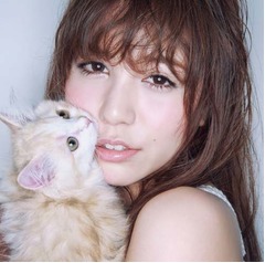 AKB河西智美が飼い猫と“共演”、2ndシングルのジャケットに登場。