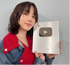 のん、YouTube登録者数10万人突破で「銀の盾を貰ったよ」と笑顔