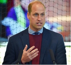 英皇太子、パブで“推しクラブ”サポーターたちとサッカー談義