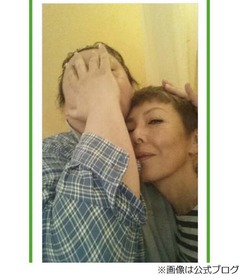 ラフな格好“素”のマツコ公開、ピーターがお誕生会の様子を紹介。